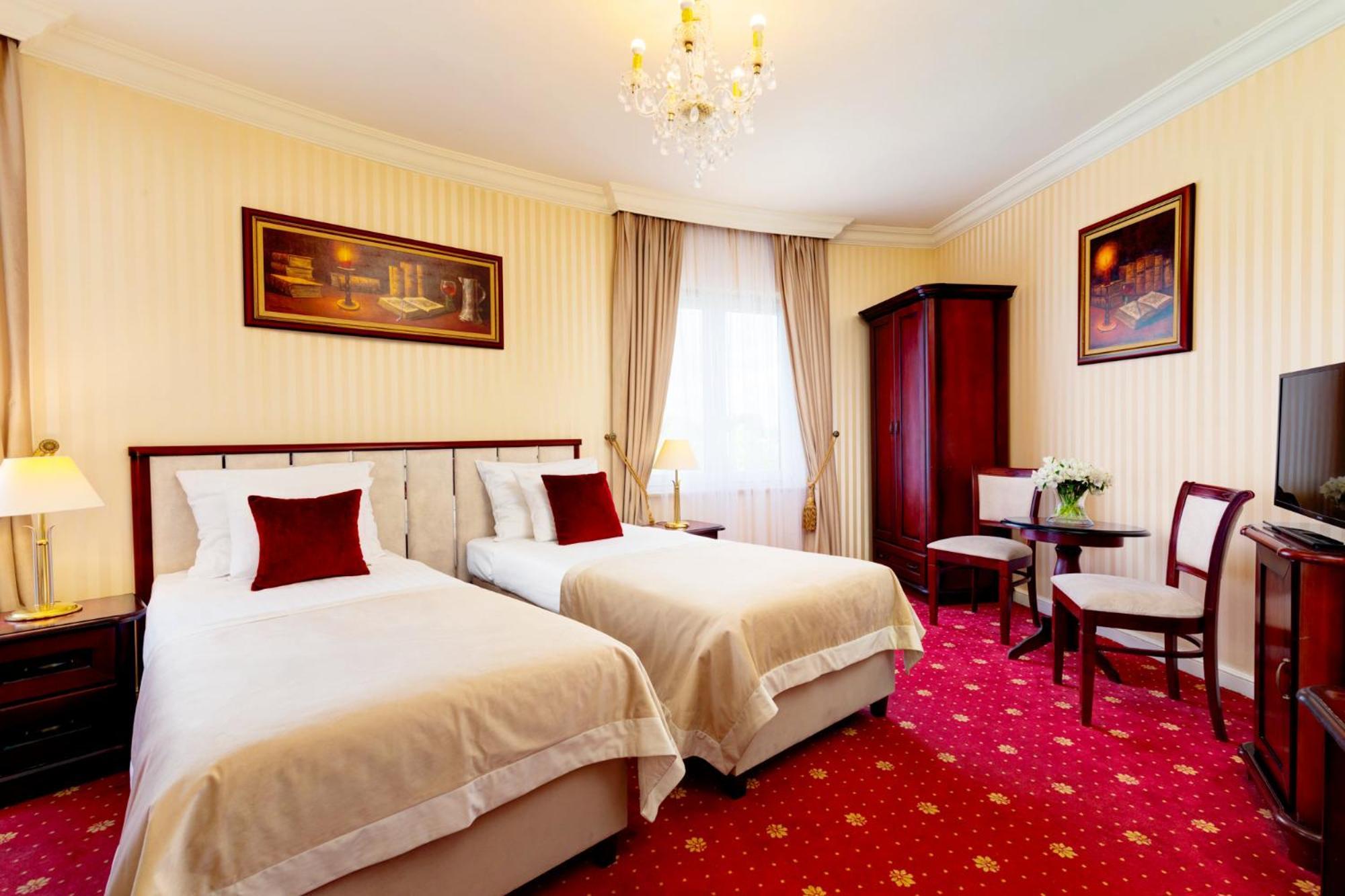 Palacyk Otrebusy Business & Spa Экстерьер фото