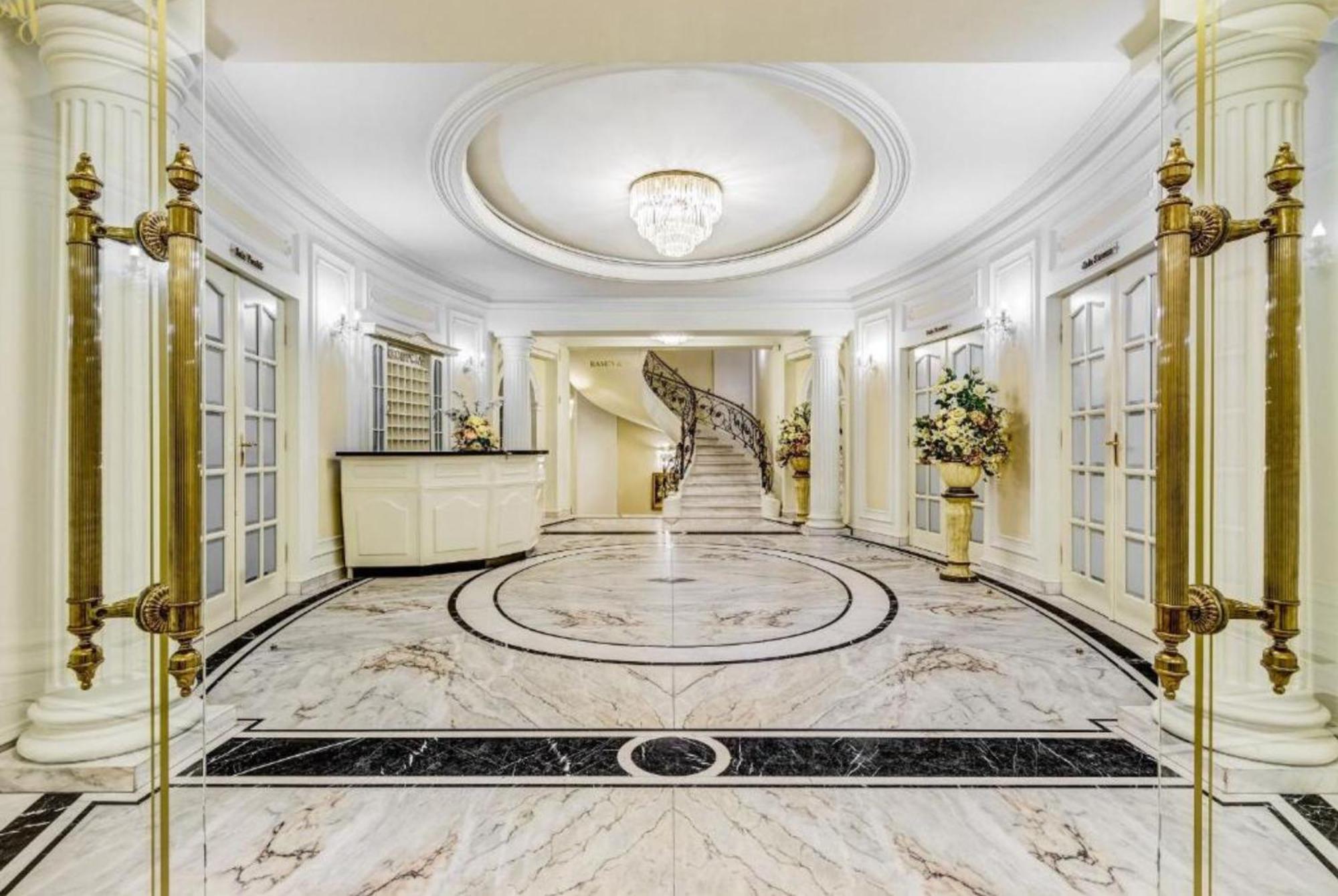 Palacyk Otrebusy Business & Spa Экстерьер фото