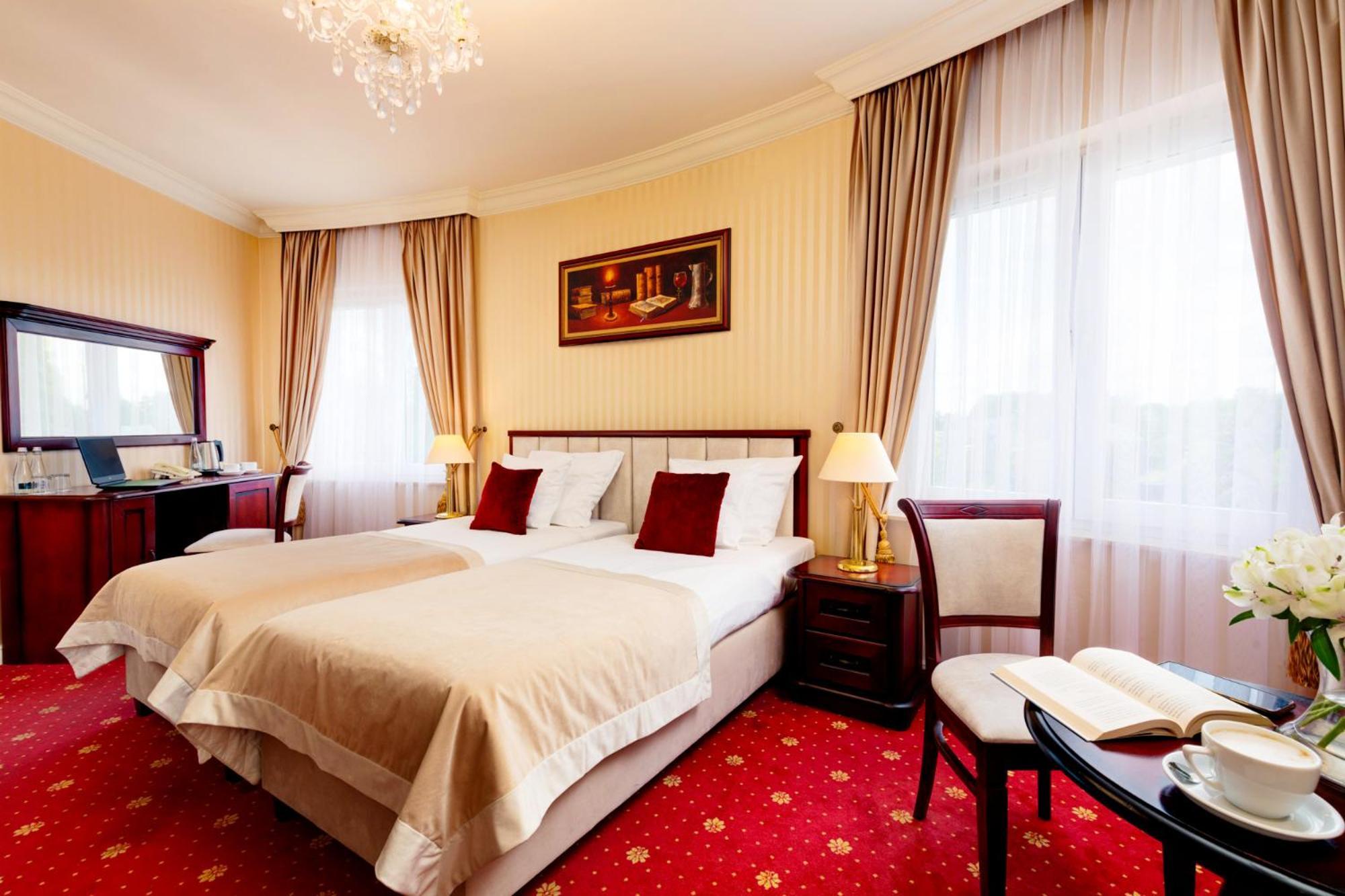 Palacyk Otrebusy Business & Spa Экстерьер фото