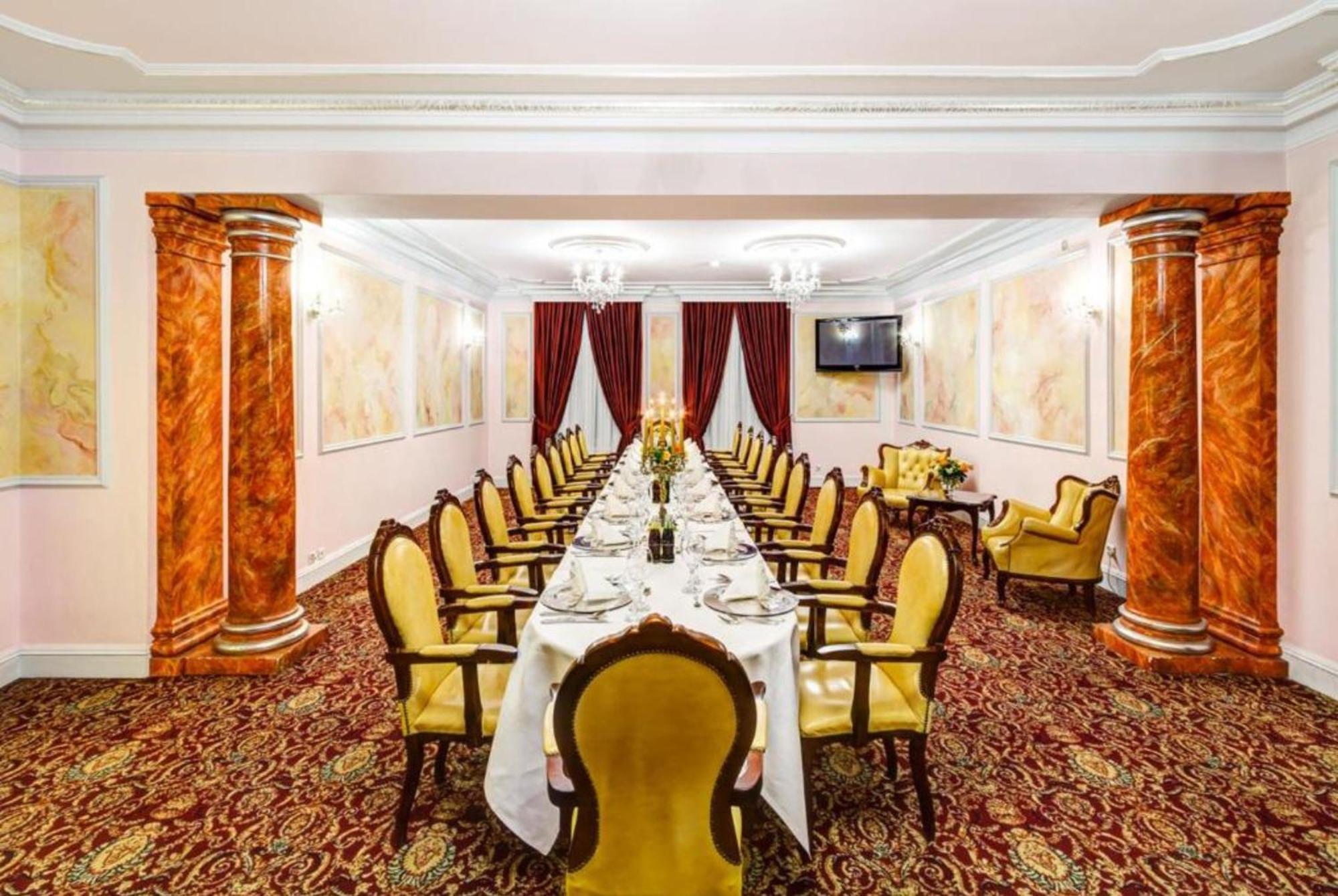 Palacyk Otrebusy Business & Spa Экстерьер фото