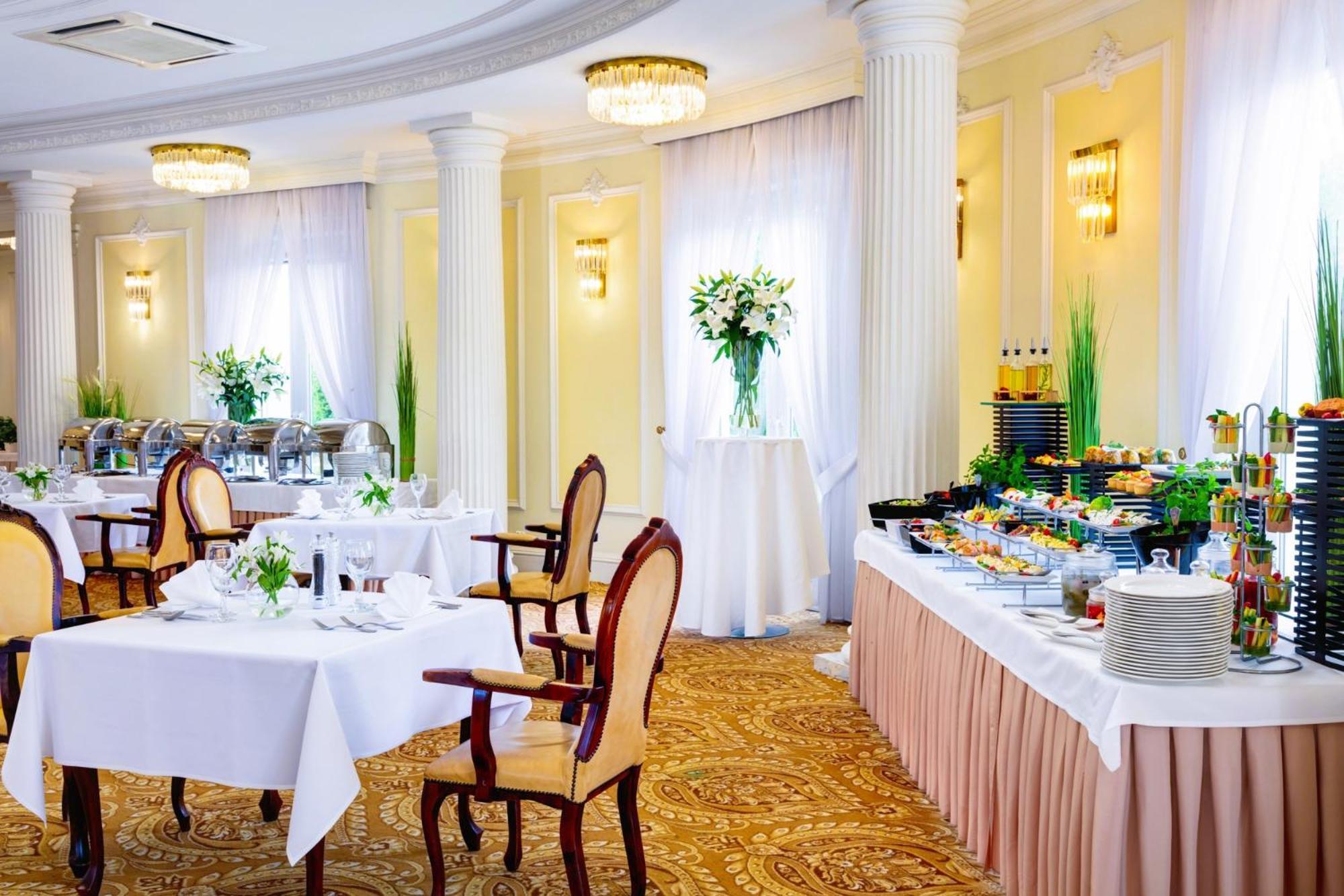 Palacyk Otrebusy Business & Spa Экстерьер фото