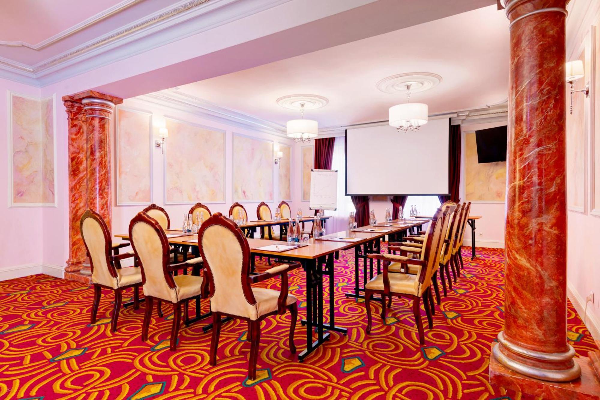 Palacyk Otrebusy Business & Spa Экстерьер фото